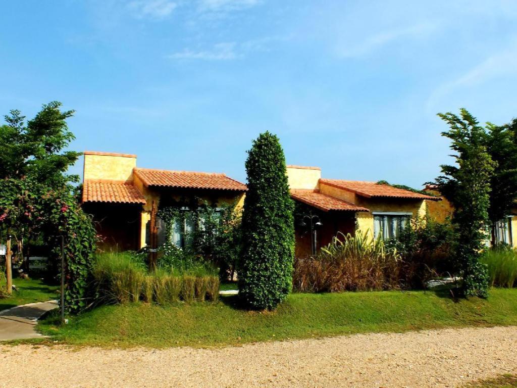 Villa Tuscany Country Resort Суан Фунг Екстериор снимка