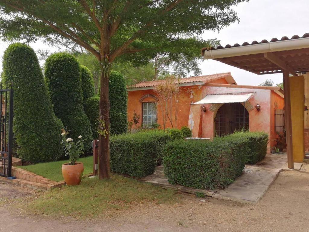 Villa Tuscany Country Resort Суан Фунг Екстериор снимка