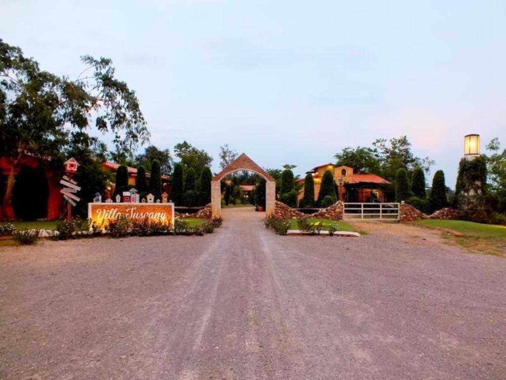 Villa Tuscany Country Resort Суан Фунг Екстериор снимка