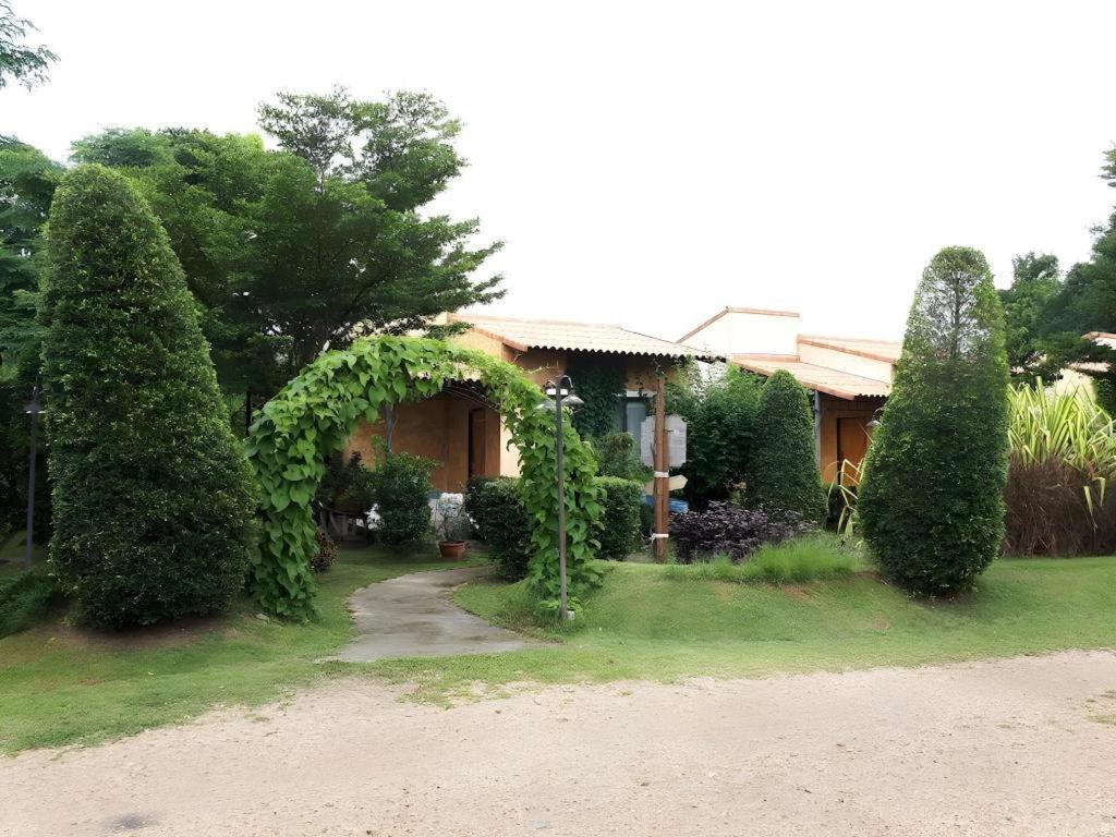 Villa Tuscany Country Resort Суан Фунг Екстериор снимка