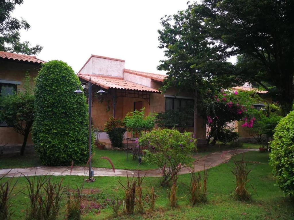 Villa Tuscany Country Resort Суан Фунг Екстериор снимка